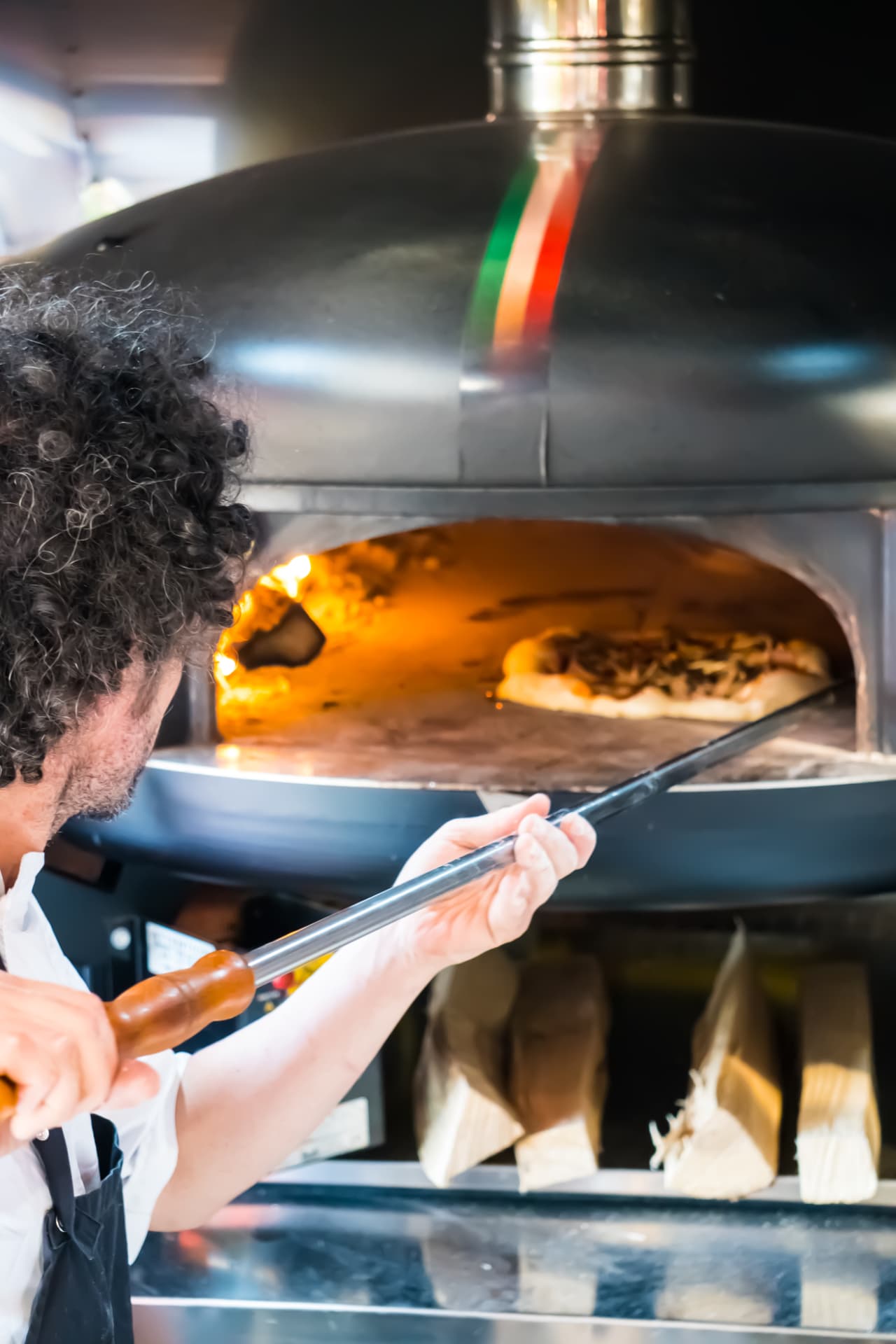 Pizzaiolo am Holzofen