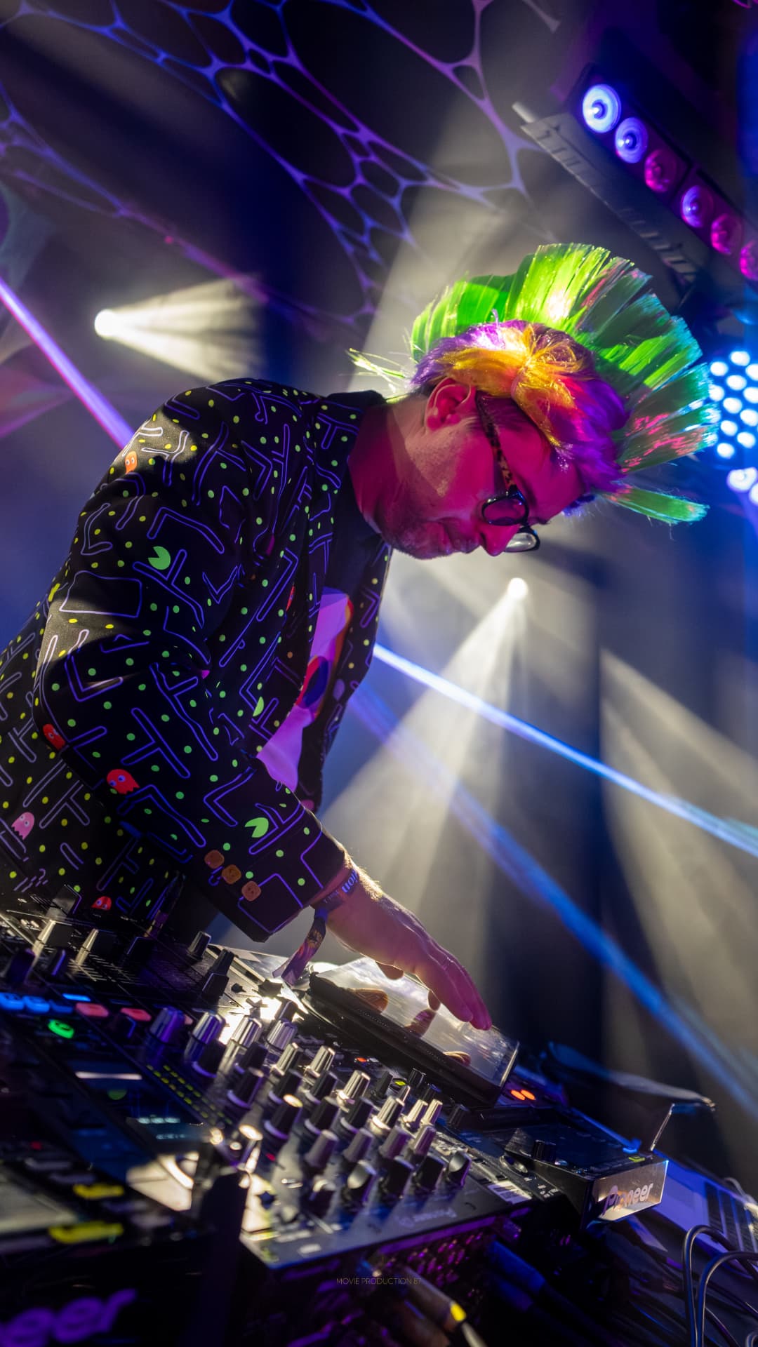DJ im Scheinwerferlicht auf der Bühne