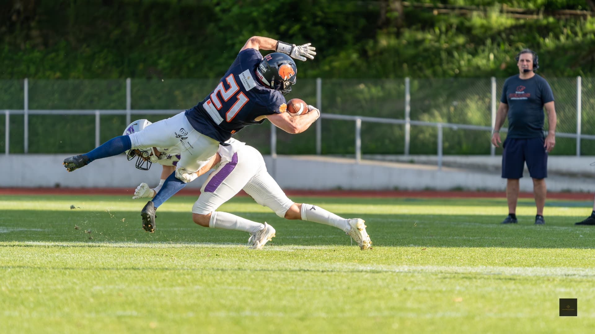 American-Football-Spieler beim Tackling im Spiel