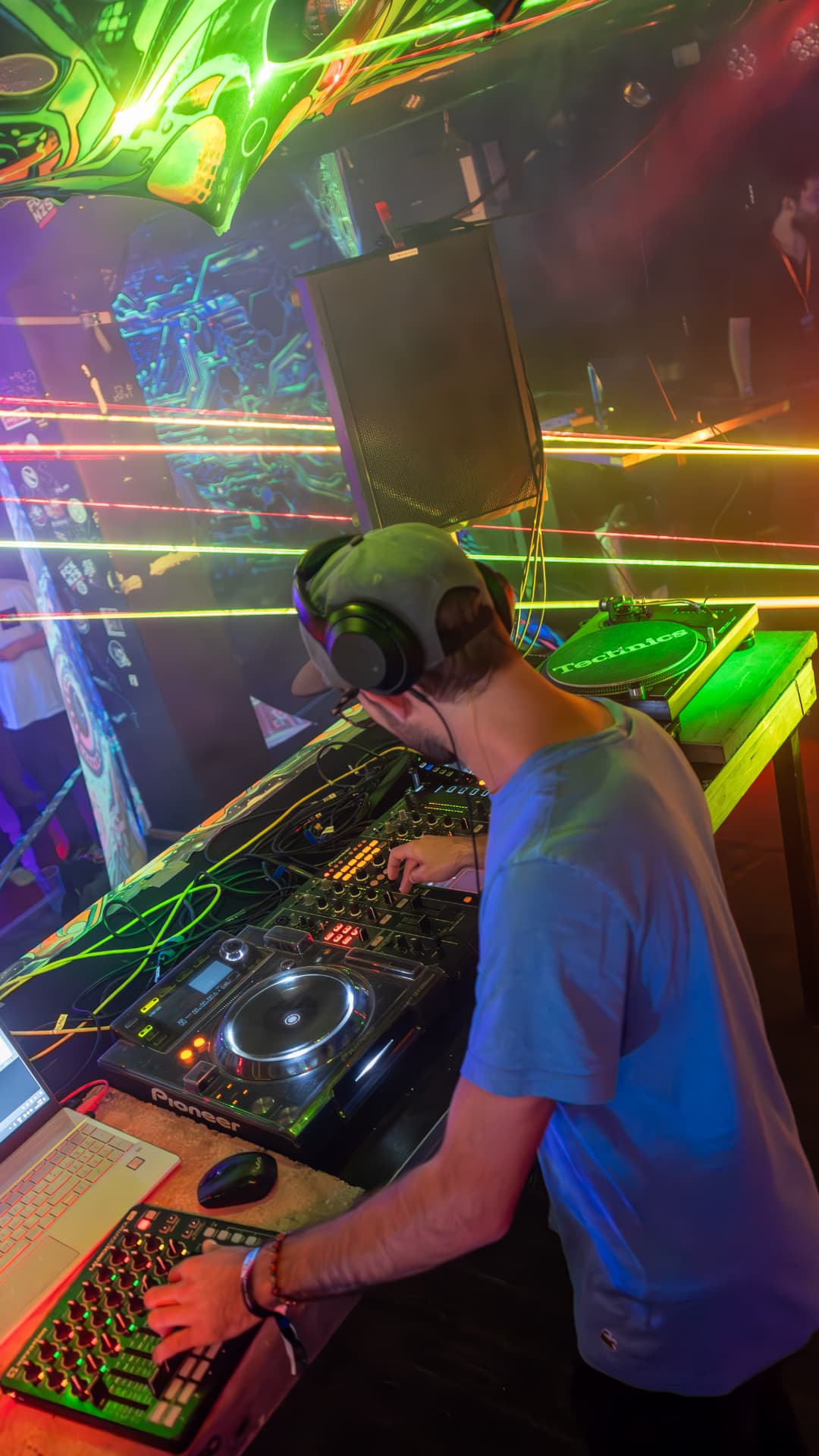 DJ am Pioneer-Mischpult im Laserlicht
